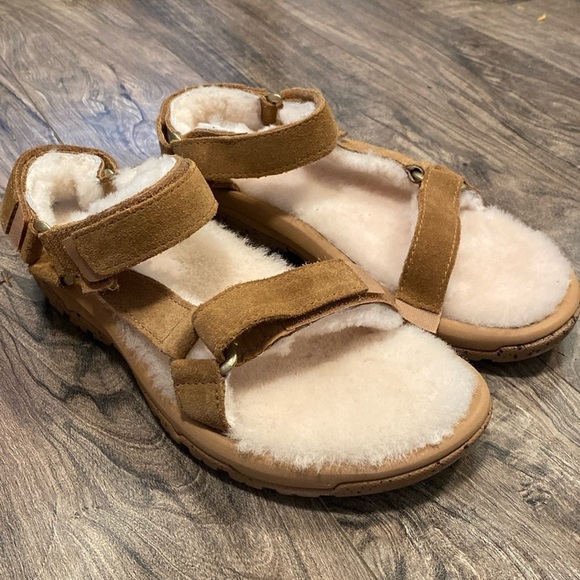 Teva Shoes - NWT Teva Hurricane Shearling Leather Sandals with Lamb Fur lining Size 7